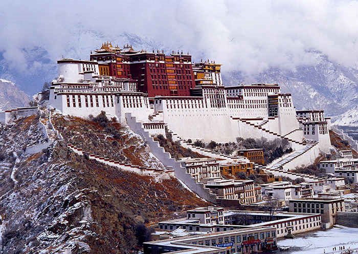 布达拉宫:中国西藏拉萨的宫堡式建筑群